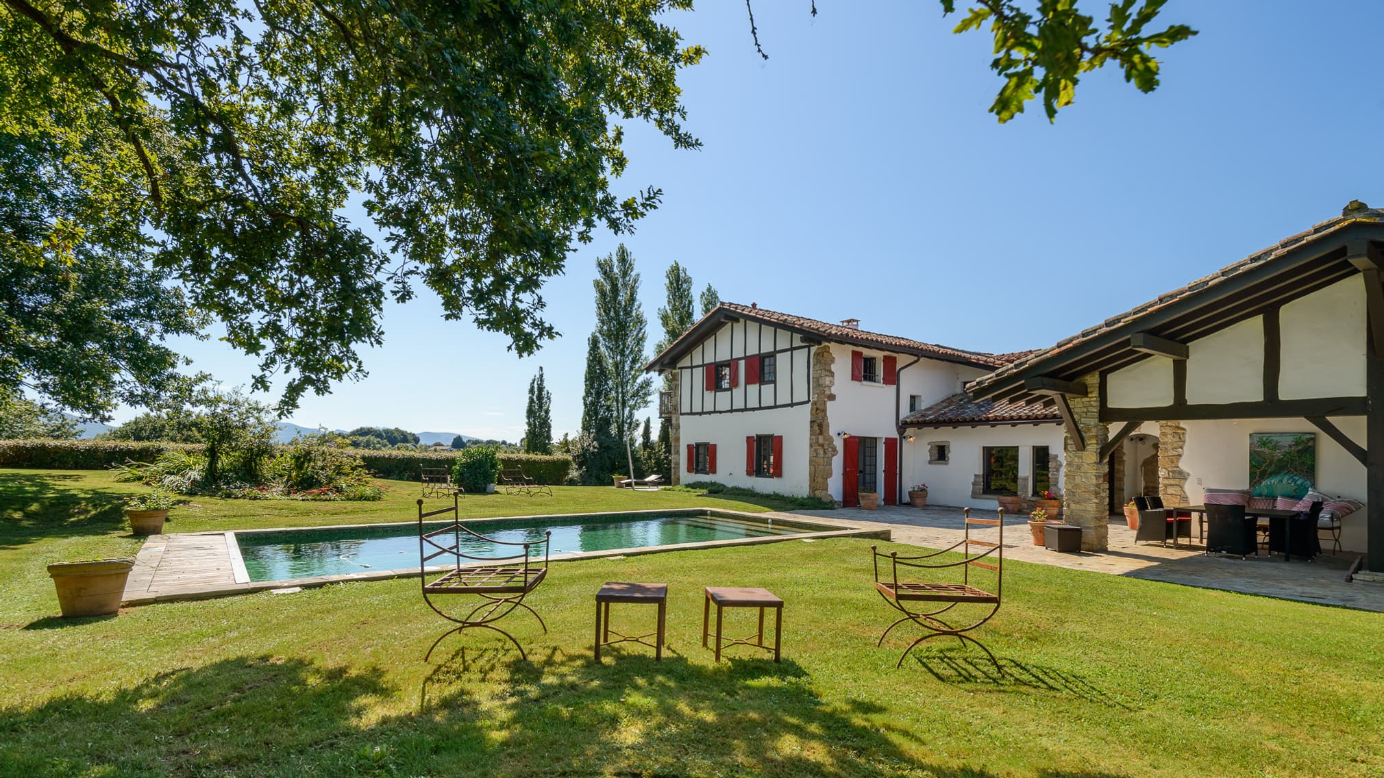 Cette ferme avec une architecture typique de la région basque a été vendue environ 2 millions d'euros à Saint-Pée. Cette ferme avec une architecture typique de la région basque a été vendue environ 2 millions d'euros à Saint-Pée.