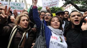 Plusieurs centaines de personnes ont défilé dans le calme samedi à Alger contre un quatrième mandat de Abdelaziz Bouteflika et pour un changement de système.