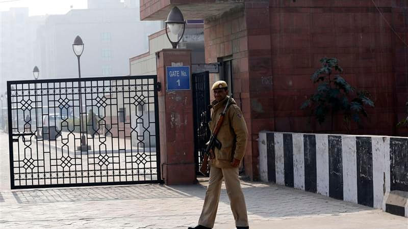 Cinq des six auteurs présumés du viol d'une étudiante indienne le 16 décembre dernier à New Delhi ont été présentés lundi devant le tribunal du district de Saket, dans le sud de la capitale, pour une audience consacrée à la lecture de leur acte d'accusati