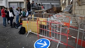 Des élèves bloquent l'accès au lycée Thiers, le 4 décembre 2018 à Marseille. 