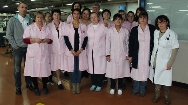 Andrée Sasse (deuxième en partant de la droite) va désormais pouvoir s'occuper de sa fille, Audrey, 31 ans, atteinte d'un cancer, grâce à un généreux don de RTT de la part de ses collègues.