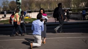Un homme fait une demande en mariage sur le pont Bir-Hakeim, à Paris, le 26 mars 2017.