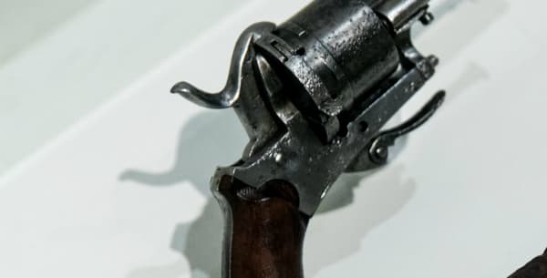 Le revolver avec lequel Van Gogh se serait suicidé est exposé au musée d'Amsterdam qui lui est consacré.