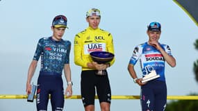 Tadej Pogacar entouré de Jonas Vingegaard et de Remco Evenpoel sur le podium du Tour de France 2024, le 21 juillet 2024 à Nice