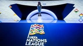 Le trophée et le logo de la Ligue des nations