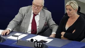Jean-Marie Le Pen estime que le "Rassemblement Bleu Marine" construit par sa fille pour élargir la base électorale du parti d'extrême droite est pour les "tièdes" car les "chauds" sont selon lui voués à rejoindre le Front national. /Photo prise le 13 juin
