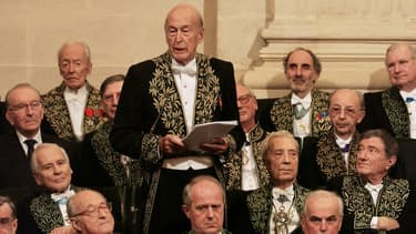 Valéry Giscard d'Estaing prononce un éloge de l'ancien président sénégalais, Léopold Sédar Senghor, le 16 décembre 2004 à l'Académie française