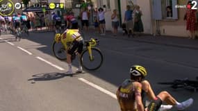 Jonas Vingegaard chutant avec Tiesj Benoot lors de la 15e étape du Tour de France, 17 juillet 2022