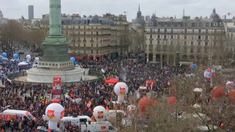 Le rassemblement du 23 mars 2023 place de la Bastille à Paris, avant le début de la manifestation. 