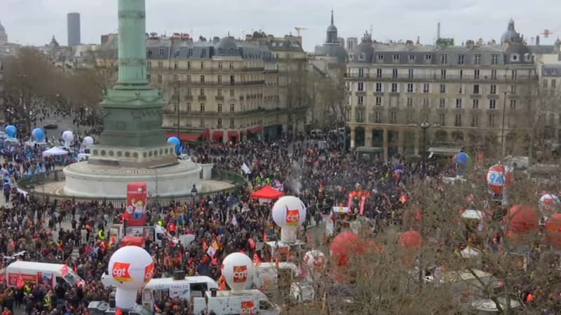 Le rassemblement du 23 mars 2023 place de la Bastille à Paris, avant le début de la manifestation. 