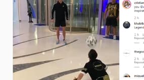Cristiano Ronaldo jongle avec un enfant lourdement handicapé 