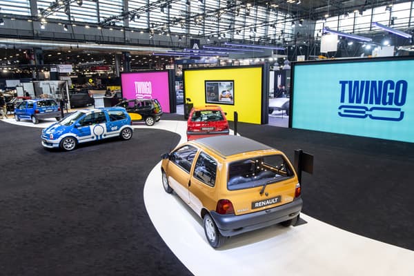 Cinq Twingo sont présentées sur le stand Renault à Rétromobile, avec une supplémentaire pour présenter le projet "Rétrofit".