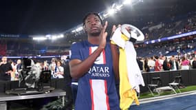 El Chadaille Bitshiabu lors de la cérémonie du titre de champion de France du PSG au Parc des Princes, 3 juin 2023