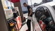 Un automobiliste fait le plein de sa voiture dans une station-service TotalEnergies à Faches-Thumesnil près de Lille, dans le nord de la France, le 10 août 2023.