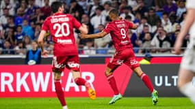 La célébration de l'attaquant de Brest Steve Mounié après son but à Lyon, 14 avril 2024