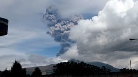 Plusieurs colonnes de cendres se sont dégagées du volcan Cotopaxi, ces derniers jours, comme le montre cette photo prise le 14 août.