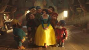 L'actrice Rachel Zegler et les sept nains dans l'adaptation en prises de vues réelles de "Blanche Neige".