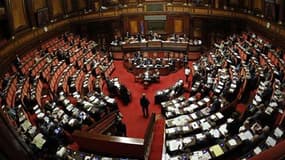 Le Sénat italien a approuvé vendredi la loi de stabilité financière, un ensemble de mesures d'austérité réclamées par l'Union européenne pour faire face à la crise de la dette dans la zone euro. /Photo d'archives/ REUTERS/Tony Gentile