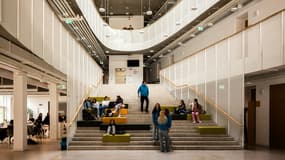 Des lycéens participent à un échange Erasmus au Lycée Solski Center Slovenj Gradec à Slovenj Gradec, en Slovénie, le 13 octobre 2025.