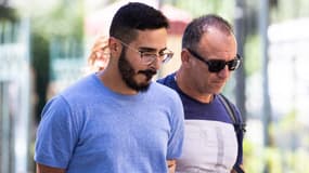 L'arnaqueur de Tinder, Shimon Hayut alias Simon Leviev (à gauche), lors de son interpellation en Grèce, en 2019.