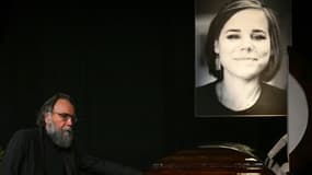 Alexandre Douguine auprès du cercueil et du portrait de sa fille, Daria, lors de ses obsèques le 23 août 2022 à Moscou. 
