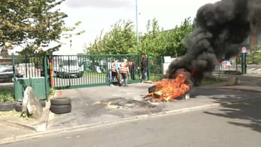 En grève, les salariés de Smovengo bloquent l'accès au dépôt d'Alfortville.
