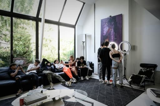 Photo prise le 29 mai 2020 dans une villa parisienne de jeunes influenceurs qui postent leurs créations sur le très populaire réseau social TikTok Photo prise le 29 mai 2020 dans une villa parisienne de jeunes influenceurs qui postent leurs créations sur le très populaire réseau social TikTok