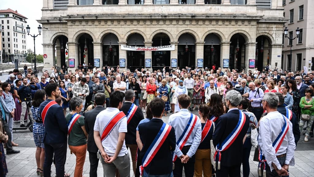 Des personnes rassemblées devant la mairie de Lyon en soutien au maire de l'Haÿ-les-Roses Des personnes rassemblées devant la mairie de Lyon en soutien au maire de l'Haÿ-les-Roses