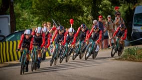 La formation Arkéa-B&B Hôtels lors du contre-la-montre par équipes de la Vuelta, le 27 août 2025.