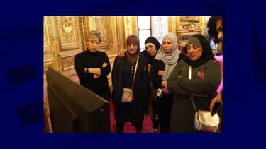 Des femmes voilées dans le groupe invité au Sénat par Samia Ghali.