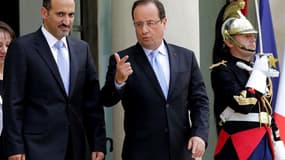 La France "sera toujours aux côtés" de la Coalition nationale syrienne (CNS), "seule représentation légitime du peuple syrien", a déclaré mercredi François Hollande en recevant à l'Elysée Ahmad Djarba, le nouveau chef de l'opposition à Bachar al Assad. /P