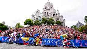 Les coureurs de la course en ligne des Jeux olympiques de Paris, 3 août 2024, devant le Sacré-Coeur