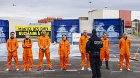 Des militants de Greenpeace interpellés par les forces de l'ordre à la centrale nucléaire de Gravelines (Nord) le 28 octobre 2024