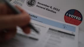 Une personne remplit un bulletin de vote à l'occasion des élections de mi-mandat, le 8 novembre 2022.