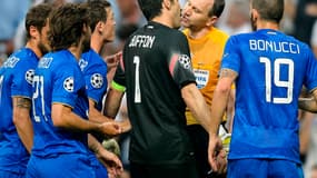 Real Madrid-Juventus : Buffon et l’arbitre très proches ! 
