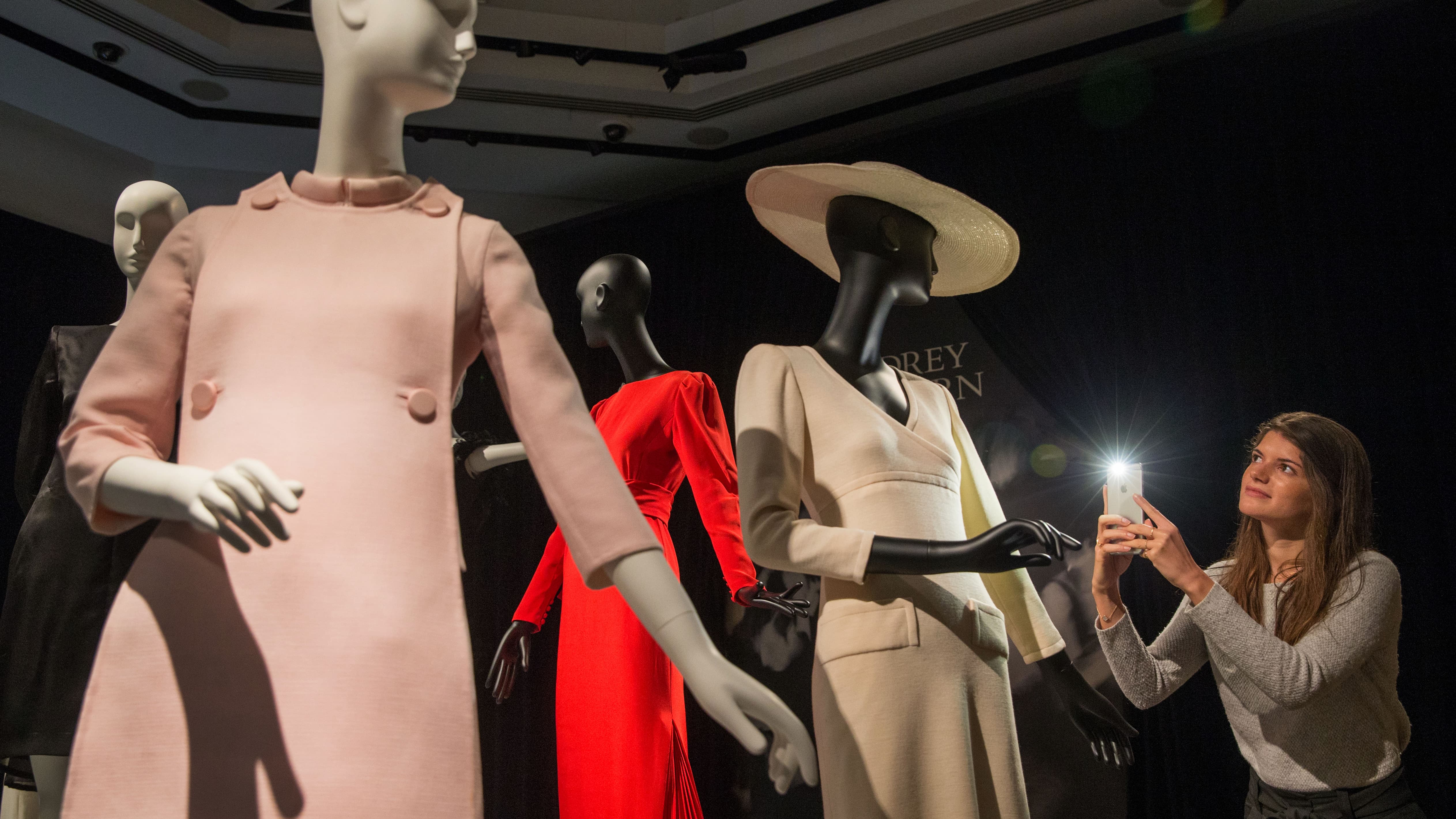 La collection de tenues et d'objets personnels ayant appartenu à Audrey Hepburn, présentée par Christie's à Londres, avant qu'elle ne soit dispersée aux enchères. La collection de tenues et d'objets personnels ayant appartenu à Audrey Hepburn, présentée par Christie's à Londres, avant qu'elle ne soit dispersée aux enchères.