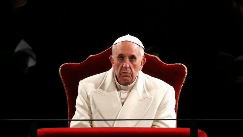 Des milliers de fidèles tenant des cierges ont convergé vendredi soir dans le quartier du Colisée à Rome pour voir le pape François marquer le premier Vendredi Saint de son pontificat en présidant la traditionnelle procession du "chemin de croix". /Photo