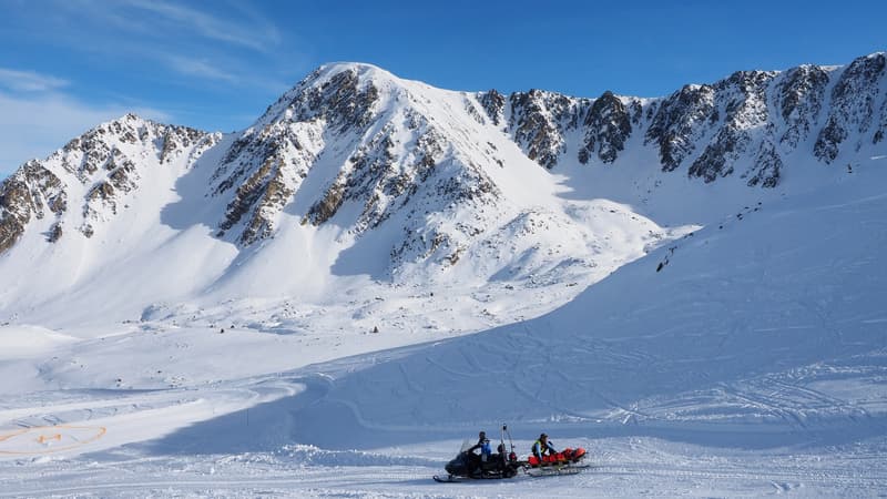 Des secouristes français, espagnols et andorrans lors d'un exercice en cas d'avalanche, le 31 janvier 2017 à Porté-Puymorens. 