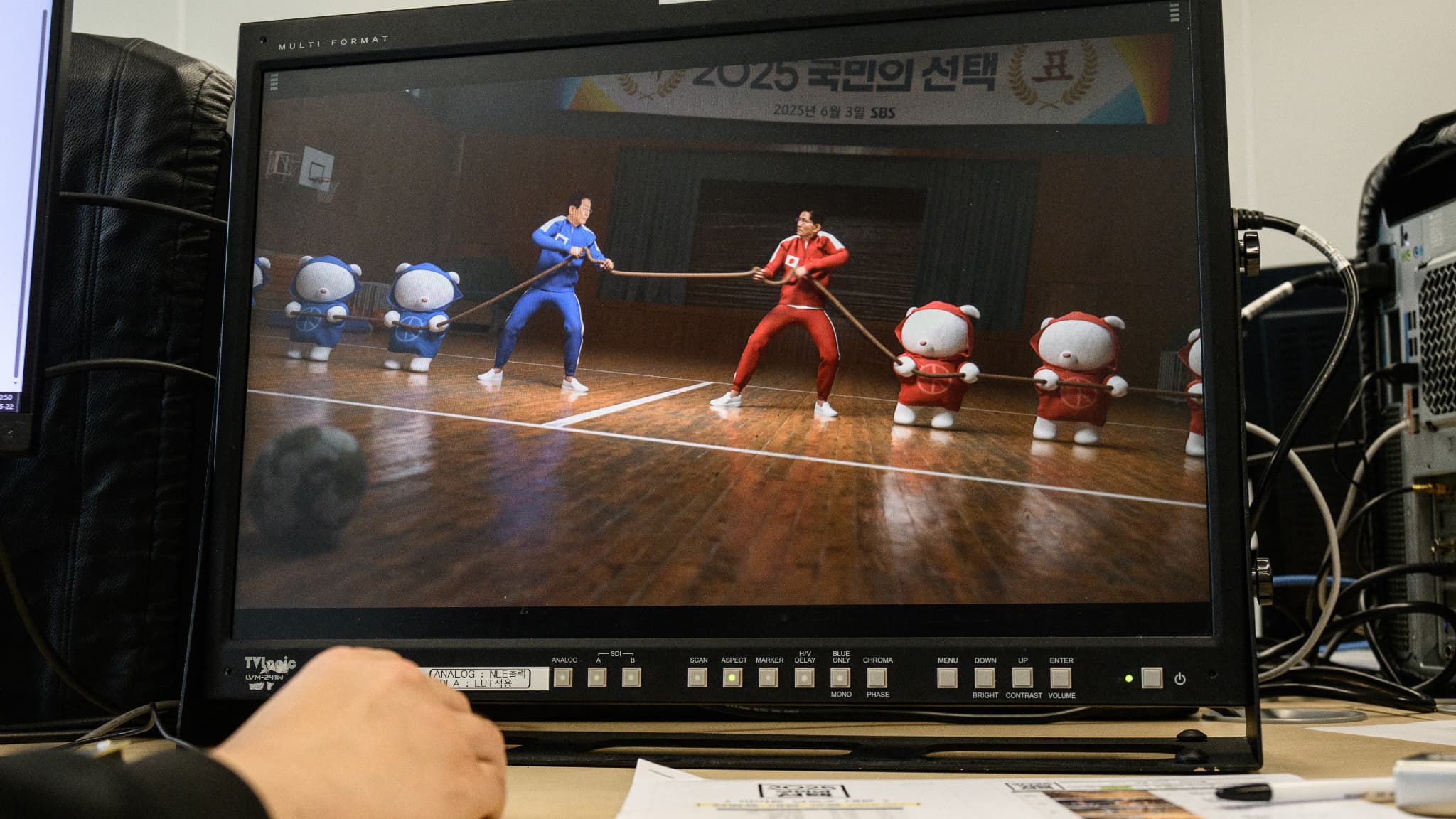 Cette photo prise le 22 mai 2025 montre des graphiques animés, réalisés par SBS à Séoul, représentant (de gauche à droite) Lee Jae-myung, le candidat à la présidence du Parti démocratique de Corée du Sud, et Kim Moon-soo, le candidat du Parti du pouvoir du peuple.  