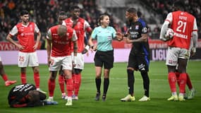 L'arbitre Stéphanie Frappart lors du match de Ligue 1 entre Reims et l'OL, 23 novembre 2024