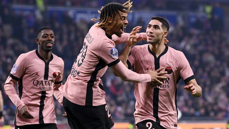 Les joueurs du PSG sur la pelouse de l'OL, le 23 février 2025 en Ligue 1