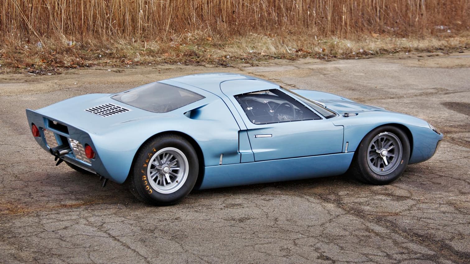 La dernière révision de cette GT40 date de 2009, au menu: refonte du moteur, des suspensions ... et de la peinture. La dernière révision de cette GT40 date de 2009, au menu: refonte du moteur, des suspensions ... et de la peinture.