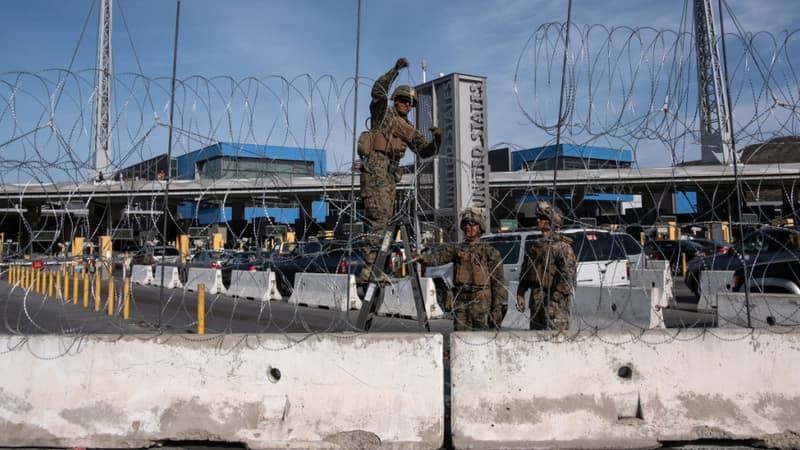 Des soldats américains posent des barbelés à la frontière entre le Mexique et les États-Unis au niveau de Tijuana, le 13 novembre 2018.