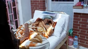 Une femme suspectée d'être infectée par le choléra, le 6 mai 2017 à Sanaa