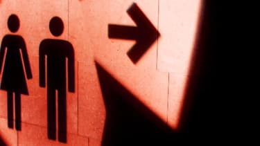 Pour la préfecture de police de Paris, les victimes étaient "discrètement filmées dans les toilettes d'une entreprise parisienne"
