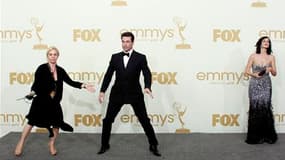 Jon Hamm (au centre) et Jessica Pare (à droite) de la série "Mad Men" invités à quitter le scène lors de la cérémonie des Emmy Awards, à Los Angeles. La série de la chaîne câblée AMC, qui se déroule dans le milieu new-yorkais de la publicité dans les anné