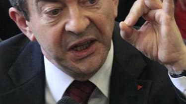 Jean-Luc Mélenchon, candidat aux élections législatives à Hénin-Beaumont face à Marine Le Pen, a demandé lundi que sa candidature soit "respectée" par le Parti socialiste. /Photo prise le 12 mai 201/REUTERS/Pascal Rossignol
