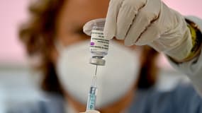 Un soignant prépare une seringue pour administrer le vaccin  AstraZeneca/Oxford contre le Covid-19, à Madrid le 12 mai 2021