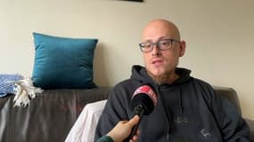 Romain, ancien co-président d'Act-Up se bat depuis 20 ans contre le VIH qui grignote ses nerfs et vit dans un logement social inadapté à son handicap