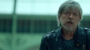 Le chanteur Renaud dans le clip "Toujours debout"